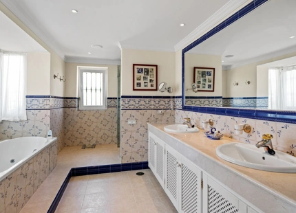 Villa for sale in Benahavis