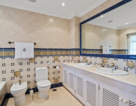 Villa for sale in Benahavis