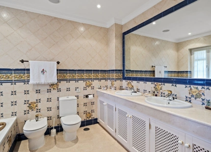 Villa for sale in Benahavis