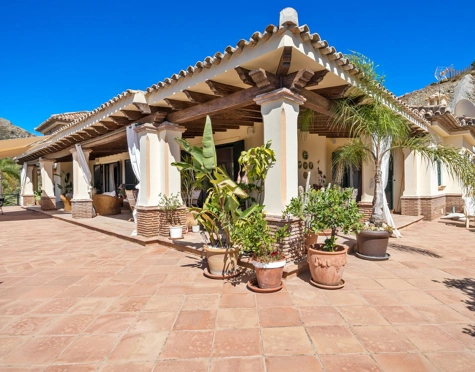 Villa for sale in Benahavis