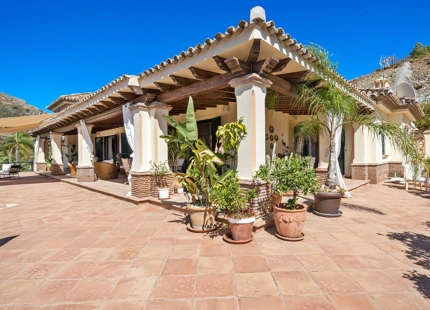 Villa for sale in Benahavis
