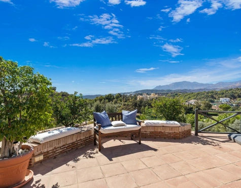 Villa for sale in Benahavis