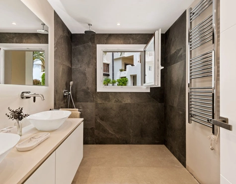 Ground Floor Apartment for sale in New Golden Mile, Estepona East