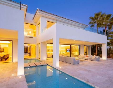 Villa en venta en Nueva Andalucia, Marbella