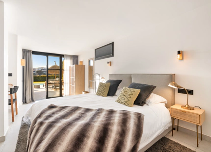CHARMING 6-BEDROOM VILLA FOR SALE IN BENAHAVÍS WITH STUNNING VIEWS