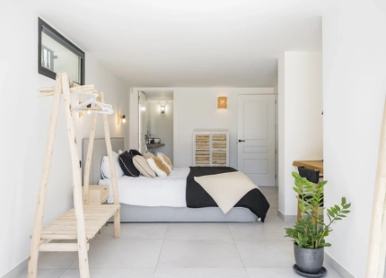 CHARMING 6-BEDROOM VILLA FOR SALE IN BENAHAVÍS WITH STUNNING VIEWS