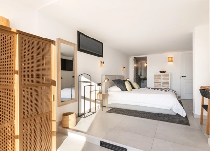 CHARMING 6-BEDROOM VILLA FOR SALE IN BENAHAVÍS WITH STUNNING VIEWS