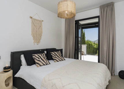 CHARMING 6-BEDROOM VILLA FOR SALE IN BENAHAVÍS WITH STUNNING VIEWS