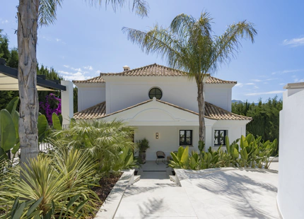 CHARMING 6-BEDROOM VILLA FOR SALE IN BENAHAVÍS WITH STUNNING VIEWS