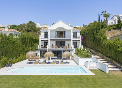 CHARMING 6-BEDROOM VILLA FOR SALE IN BENAHAVÍS WITH STUNNING VIEWS