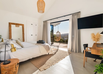 CHARMING 6-BEDROOM VILLA FOR SALE IN BENAHAVÍS WITH STUNNING VIEWS