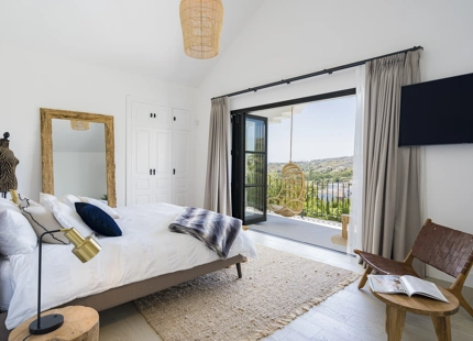 CHARMING 6-BEDROOM VILLA FOR SALE IN BENAHAVÍS WITH STUNNING VIEWS