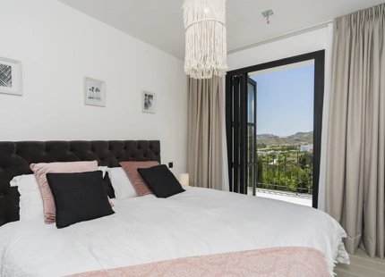 CHARMING 6-BEDROOM VILLA FOR SALE IN BENAHAVÍS WITH STUNNING VIEWS