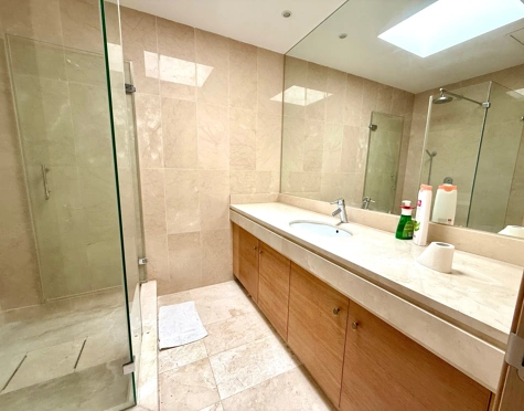 Penthouse for sale in Alcazaba Beach, Estepona East