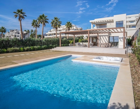 Villa for sale in New Golden Mile, Estepona East