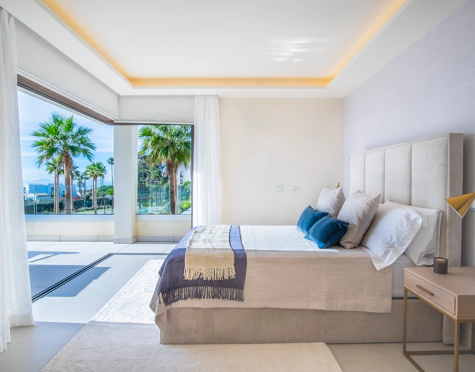 Villa for sale in New Golden Mile, Estepona East