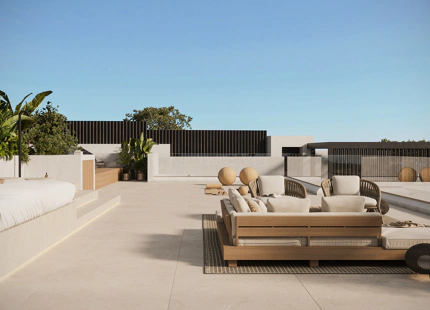 LUXURIOUS 5-BEDROOM VILLA WITH STUNNING AMENITIES IN MARBELLA EAST