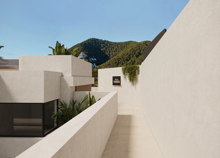 LUXURIOUS 5-BEDROOM VILLA WITH STUNNING AMENITIES IN MARBELLA EAST