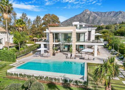 STUNNING LUXURY 6-BEDROOM VILLA FOR SALE IN MARBELLA'S GOLDEN MILE