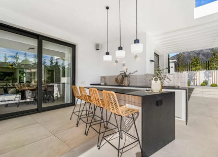 STUNNING LUXURY 6-BEDROOM VILLA FOR SALE IN MARBELLA'S GOLDEN MILE