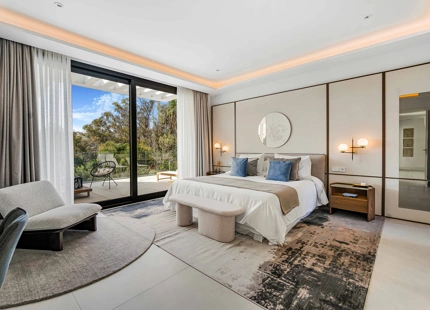 STUNNING LUXURY 6-BEDROOM VILLA FOR SALE IN MARBELLA'S GOLDEN MILE
