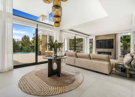 STUNNING LUXURY 6-BEDROOM VILLA FOR SALE IN MARBELLA'S GOLDEN MILE