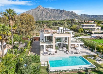 STUNNING LUXURY 6-BEDROOM VILLA FOR SALE IN MARBELLA'S GOLDEN MILE