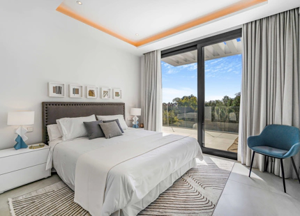 STUNNING LUXURY 6-BEDROOM VILLA FOR SALE IN MARBELLA'S GOLDEN MILE
