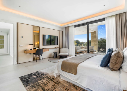 STUNNING LUXURY 6-BEDROOM VILLA FOR SALE IN MARBELLA'S GOLDEN MILE