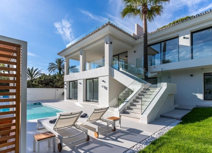EXQUISITE 4-BEDROOM VILLA IN MARBELLA EAST FOR SALE