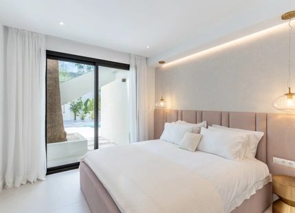 EXQUISITE 4-BEDROOM VILLA IN MARBELLA EAST FOR SALE