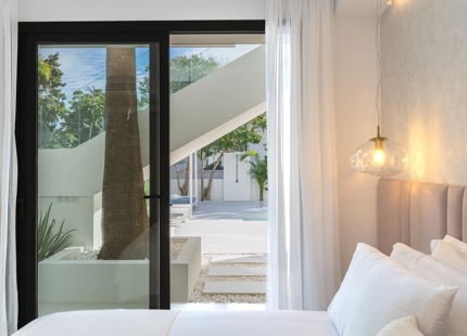 EXQUISITE 4-BEDROOM VILLA IN MARBELLA EAST FOR SALE