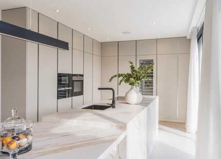 EXQUISITE 4-BEDROOM VILLA IN MARBELLA EAST FOR SALE