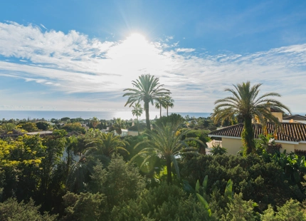 EXQUISITE 4-BEDROOM VILLA IN MARBELLA EAST FOR SALE