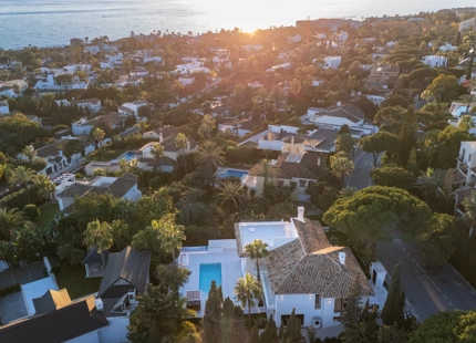 EXQUISITE 4-BEDROOM VILLA IN MARBELLA EAST FOR SALE