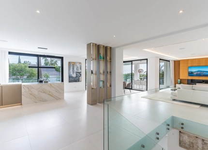 EXQUISITE 4-BEDROOM VILLA IN MARBELLA EAST FOR SALE