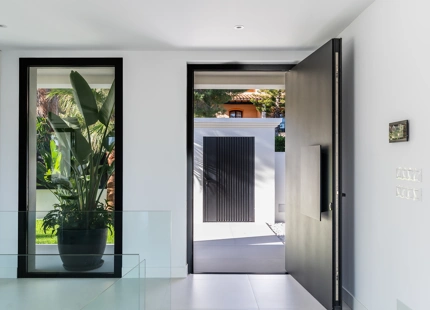 EXQUISITE 4-BEDROOM VILLA IN MARBELLA EAST FOR SALE