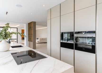 EXQUISITE 4-BEDROOM VILLA IN MARBELLA EAST FOR SALE