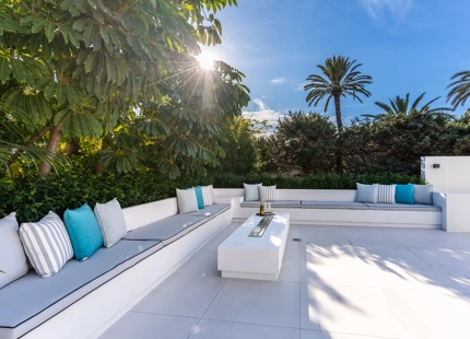 EXQUISITE 4-BEDROOM VILLA IN MARBELLA EAST FOR SALE