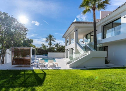 EXQUISITE 4-BEDROOM VILLA IN MARBELLA EAST FOR SALE