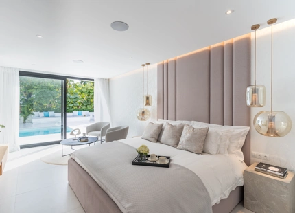 EXQUISITE 4-BEDROOM VILLA IN MARBELLA EAST FOR SALE