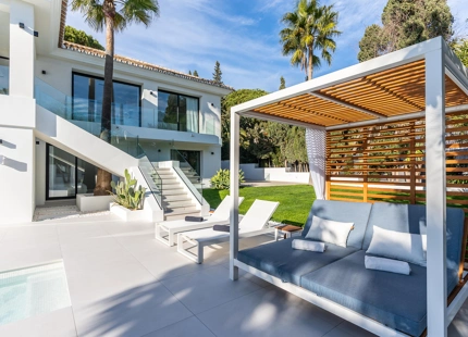 EXQUISITE 4-BEDROOM VILLA IN MARBELLA EAST FOR SALE