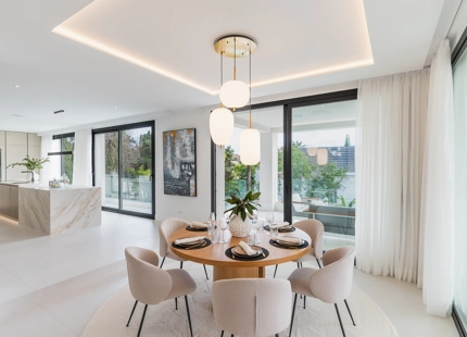 EXQUISITE 4-BEDROOM VILLA IN MARBELLA EAST FOR SALE