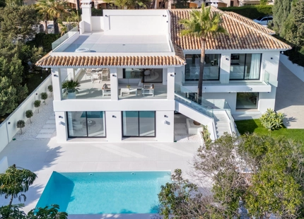 EXQUISITE 4-BEDROOM VILLA IN MARBELLA EAST FOR SALE