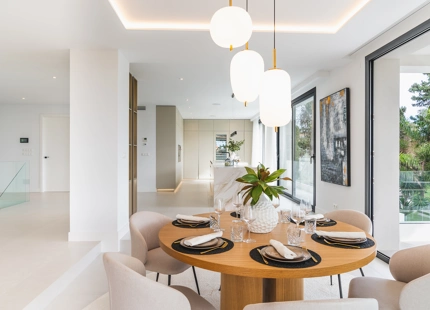 EXQUISITE 4-BEDROOM VILLA IN MARBELLA EAST FOR SALE