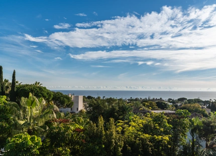 EXQUISITE 4-BEDROOM VILLA IN MARBELLA EAST FOR SALE