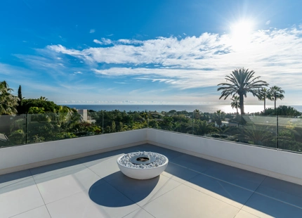 EXQUISITE 4-BEDROOM VILLA IN MARBELLA EAST FOR SALE
