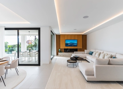 EXQUISITE 4-BEDROOM VILLA IN MARBELLA EAST FOR SALE