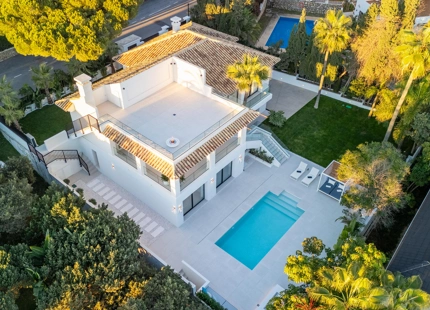 EXQUISITE 4-BEDROOM VILLA IN MARBELLA EAST FOR SALE