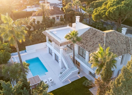 EXQUISITE 4-BEDROOM VILLA IN MARBELLA EAST FOR SALE